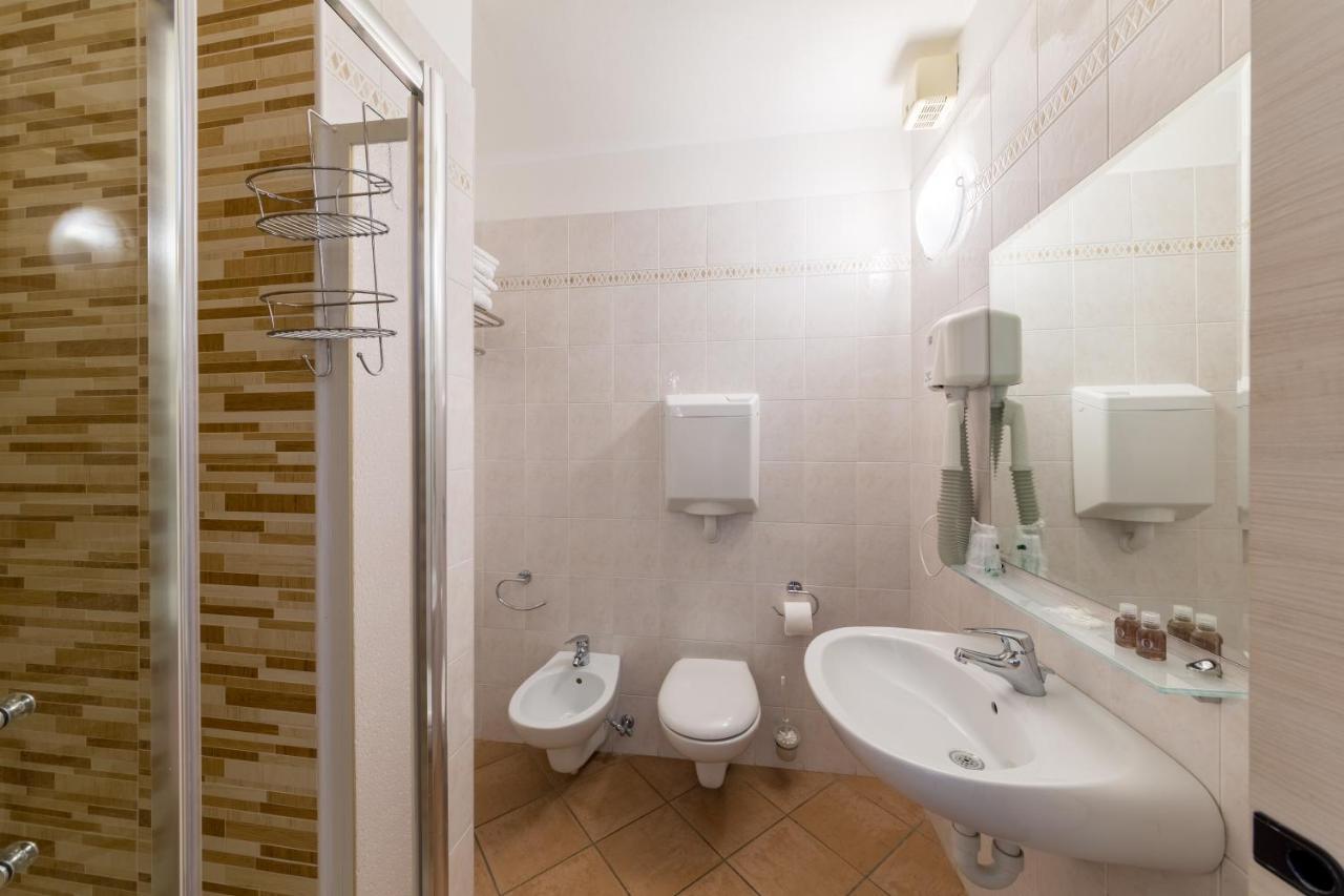 New Garden Hotel Torbole Sul Garda Luaran gambar