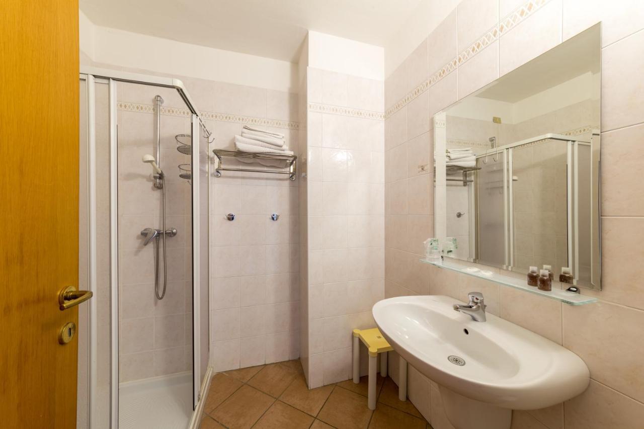 New Garden Hotel Torbole Sul Garda Luaran gambar